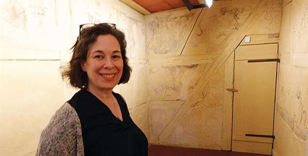 Die Direktorin des Jüdischen Museums Franken, Daniela Eisenstein, präsentiert stolz die Wandmalereien und die Kassettendecke mit flexibler Dachöffnung (Foto: Uwe Birnstein)