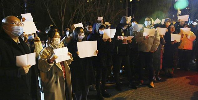 Protestierende in Peking: »Keine PCR-Tests mehr, wir wollen Freiheit!«(Foto: pa/The Yomiuri Shimbun via AP Images)