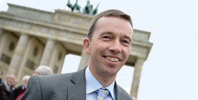 Bernd Lucke, Gründer und Sprecher der Partei »Alternative für Deutschland« (AfD) bei einer Wahlkampfveranstaltung vor dem Brandenburger Tor in dieser Woche. Die AfD bringt das Land irgendwie in Schieflage: Nach neuesten Umfragen knackt sie die Fünf-Prozent-Hürde. (Foto: pa/Jutrczenka)
