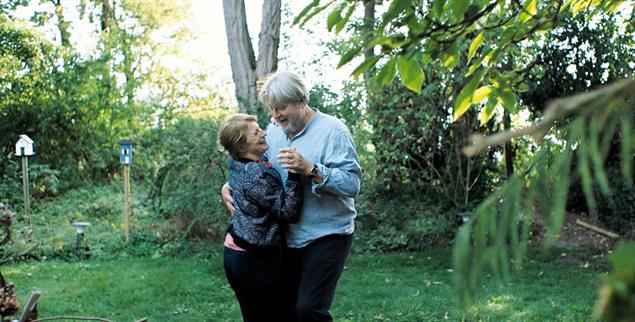 Seit 30 Jahren zusammen: Juditha und Erik tanzen im Garten (Foto: Tamtam Film / Nikolai von Graevenitz)
