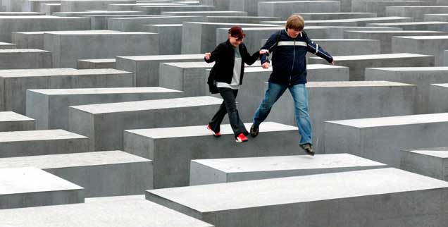 Holocaust-Mahnmal in Berlin: Woran erinnern sich Jugendliche, die die Vergangenheit, um die es geht, nicht erlebt haben? (Foto: pa/Pilick)
