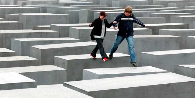 Holocaust-Mahnmal in Berlin: Woran erinnern sich Jugendliche, die die Vergangenheit, um die es geht, nicht erlebt haben? (Foto: pa/Pilick)
