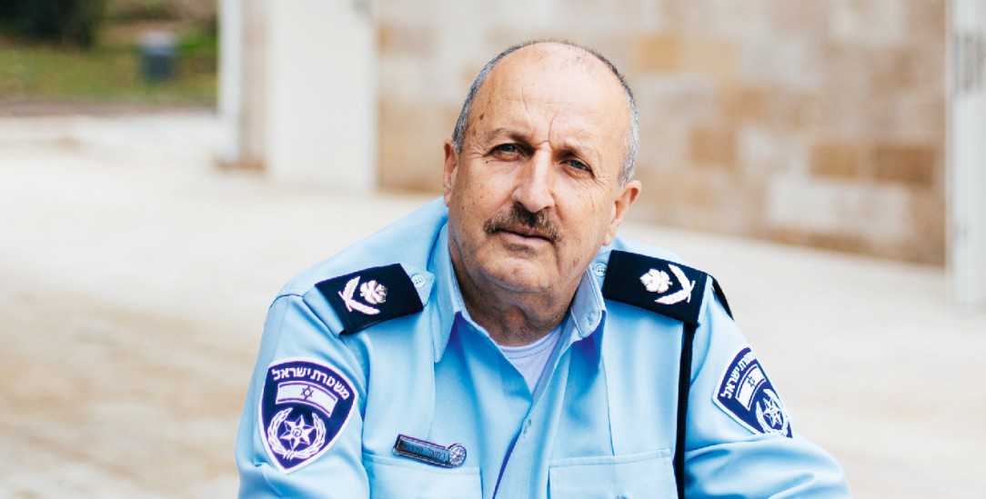 Karriere als Muslim in Israel: Polizeivizepräsident Jamal Hakrush vor der Polizeischule in Kiryat Ata (Foto: Jonas Opperskalski/laif)