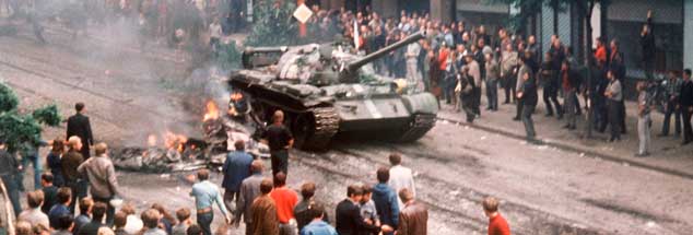 Am Morgen des 22. August 1968: Eine Menschenmenge umringt am ersten Tag der Besetzung in der Prager Innenstadt einen russischen Panzer. Der Einmarsch von Truppen des Warschauer Pakts in der Nacht zuvor bedeutete das Ende der Hoffnung auf einen »Sozialismus mit menschlichem Antlitz«. (Foto: pa)



