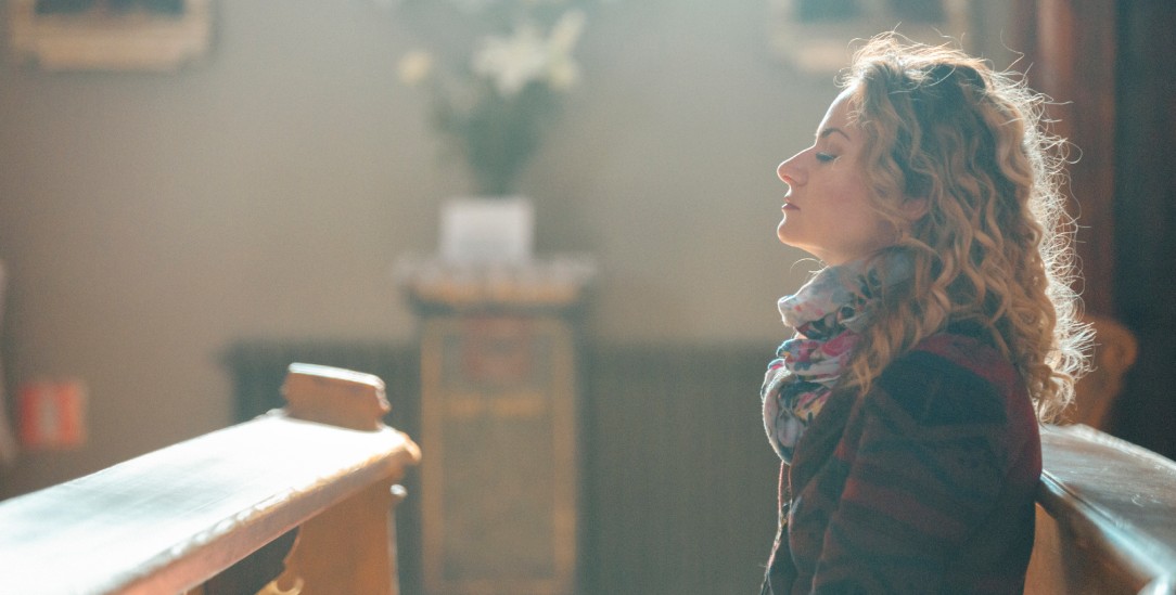 Was kann ich hören? Kirchenbesucherin bei der Meditation (Foto: istockphoto/alexey_ds)