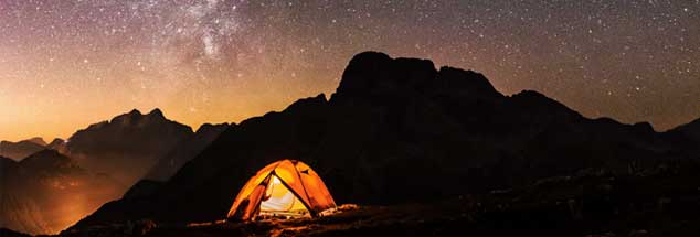 Ein einladend-erleuchtetes Zelt in dunkler Nacht: Die Welt ist nicht in Heimat umzubauen. Auch wenn das Leben ein ständiger Versuch der Wieder-Beheimatung ist. (Foto: Fotolia/ClickAlps)