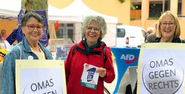 Positionieren sich: Die Frauen der Freiburger Initiative »Omas gegen Rechts« im Europawahlkampf (Foto: Omas gegen Rechts Freiburg)