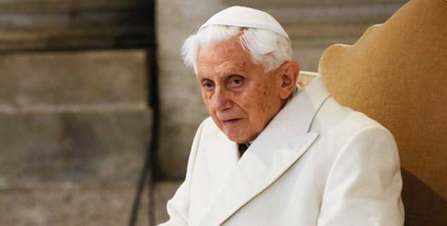 Der emeritierte Papst Benedikt XVI. mischt sich noch einmal ein: In seinem neuen Buch kritisiert er die deutsche katholische Kirche heftig (Foto: pa/ Borgia)