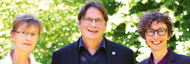 Harmonisch war nur das Grün im Hintergrund, ansonsten gab's Streit: DorotheaWendebourg (links), SiegfriedEckert und JuliaHelmke trafen sich in der Zentrale des Kirchentags in Fulda zu einem kontroversen Gespräch. (Foto: rammler.com)