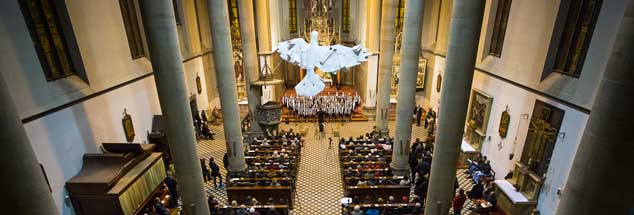 Zum deutsch-tschechischen Versöhnungswochenende gehörte ein Konzert in der Prager St.-Antonius-Kirche, die Künstlerin Josefína Jonášová hatte eigens dafür eine Kunstinstallation geschaffen, eine weiße Taube, die von der Decke hängt (Foto: Ackermann-Gemeinde)