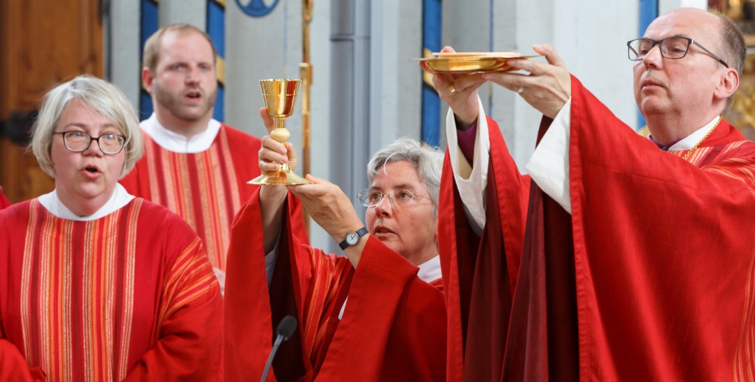 Ein altkatholischer Gottesdienst mit Bischof Matthias Ring (rechts). Seit den 1990er Jahren stehen Frauen alle Ämter offen (Foto: kna/Cornelis Gollhardt)