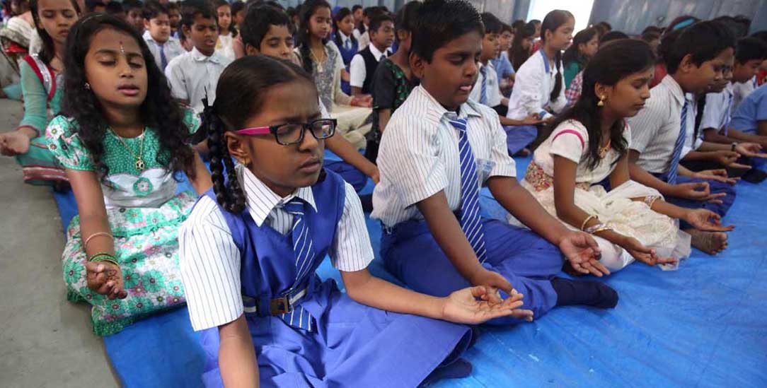 Schüler in Indien bei einer Yoga-Übung im Sommer 2016 (Foto: PA/DPA/Jagadeesh Nv)