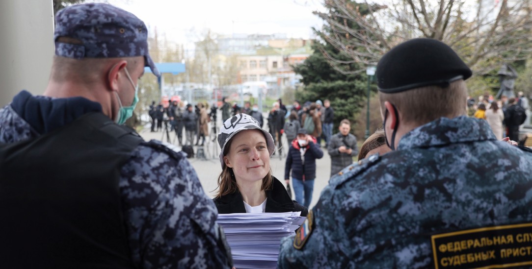 Moskau, Ende April: Natalia Tyschkewitsch, eine von vier Journalistinnen unter Hausarrest, vor einer Gerichtsanhörung (Foto: PA/DPA/TASS/Sergei Bobylev)