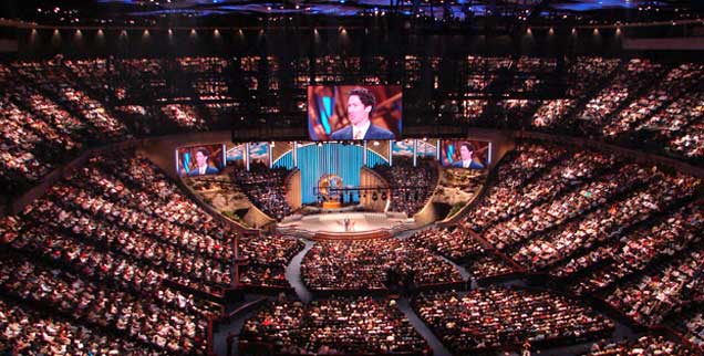 Der Prediger auf der Bühne, verzückte Gläubige im Saal: Evangelikale Gottesdienste wie hier in Houston, wo sich wöchentlich 20.000 Menschen um Pastor Joel Osteen versammeln, erinnern in ihrer Form an Popkonzerte. (Foto: www.taylormarshall.com)