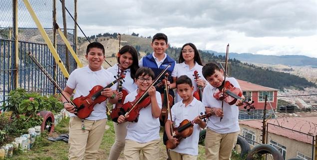 Die Musik verändert die Kinder: Daniel Castellanos mit seinen Geigenschülern. (Foto: Privat)