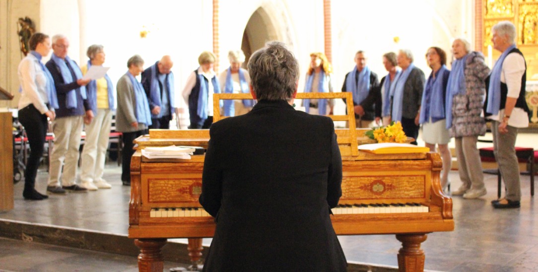 »Alleine macht das keinen Spaß«: Der Chor bei einem Gottesdienst – vor der Corona-Pandemie (Foto: Chor Vergissmeeinnicht Hamburg)
