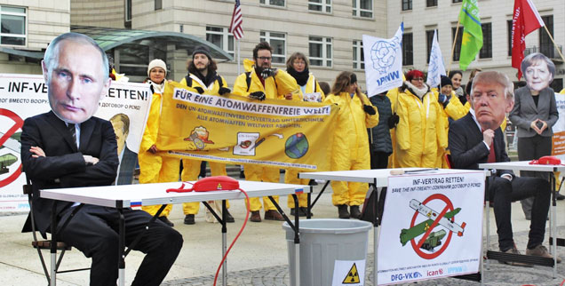 Protest gegen die Aufkündigung des INF-Vertrages durch Donald Trump und Wladimir Putin: In Berlin demonstrierten Mitglieder der Friedensorganisationen IPPNW, ICAN, DFG-VK sowie der Kampagne „Büchel ist überall! atomwaffenfrei jetzt“ vor den Botschaften der USA und Russland (Foto: IPPNW Deutschland via flickr))