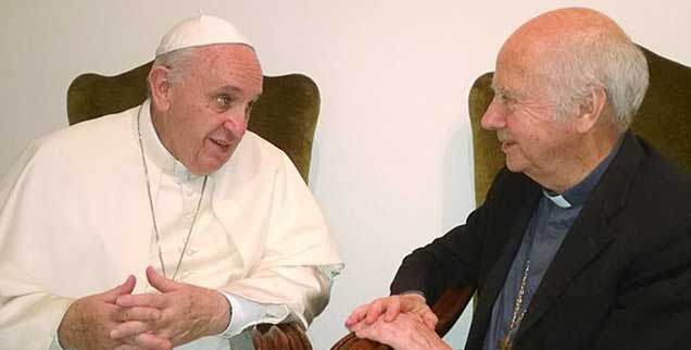 Ein Foto, privat enstanden, aber von öffentlicher Bedeutung: Papst Franziskus spricht mit Jacques Gaillot. 