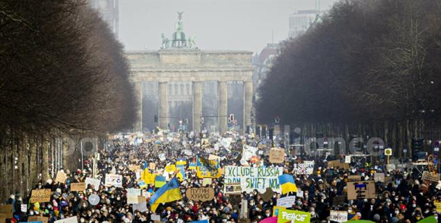 Antikriegsdemo in Berlin: Solidarität mit der Ukraine. (Foto: pa/Gaertner) 