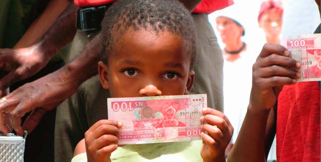 100 namibische Dollar Grundeinkommen pro Person und Monat haben in Otjivero die Armut verringert: dennoch steht das Modellprojekt in Namibia auf der Kippe. (Foto: Haarmann)