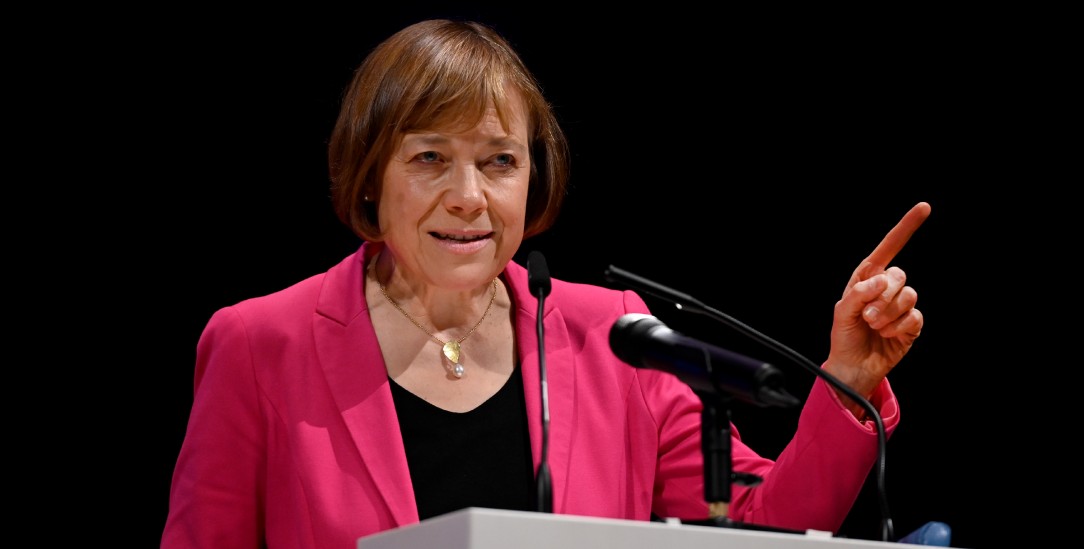 »Sie ahnen, wie mich das jetzt trifft«, sagt Annette Kurschus vor der EKD-Synode (Foto: epd-bild/Heike Lyding) »Sie ahnen, wie mich das jetzt trifft«, sagt Annette Kurschus vor der EKD-Synode (Foto: epd-bild/Heike Lyding)