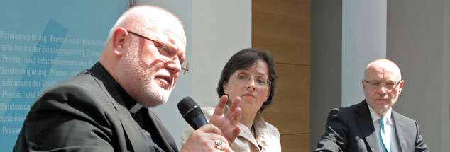 Kardinal Reinhard Marx (links) stellt den Impulstext der Bischöfe vor: Er diskutiert die Thesen unter Moderation von Birgit Wentzien in Berlin mit dem Juristen Udo Di Fabio (rechts)   