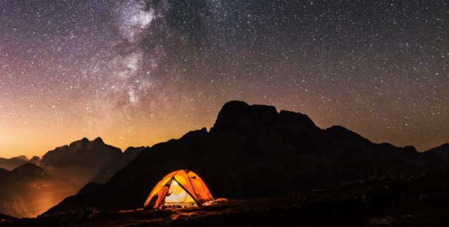 Ein einladend-erleuchtetes Zelt in dunkler Nacht: Die Welt ist nicht in Heimat umzubauen. Auch wenn das Leben ein ständiger Versuch der Wieder-Beheimatung ist. (Foto: Fotolia/ClickAlps)