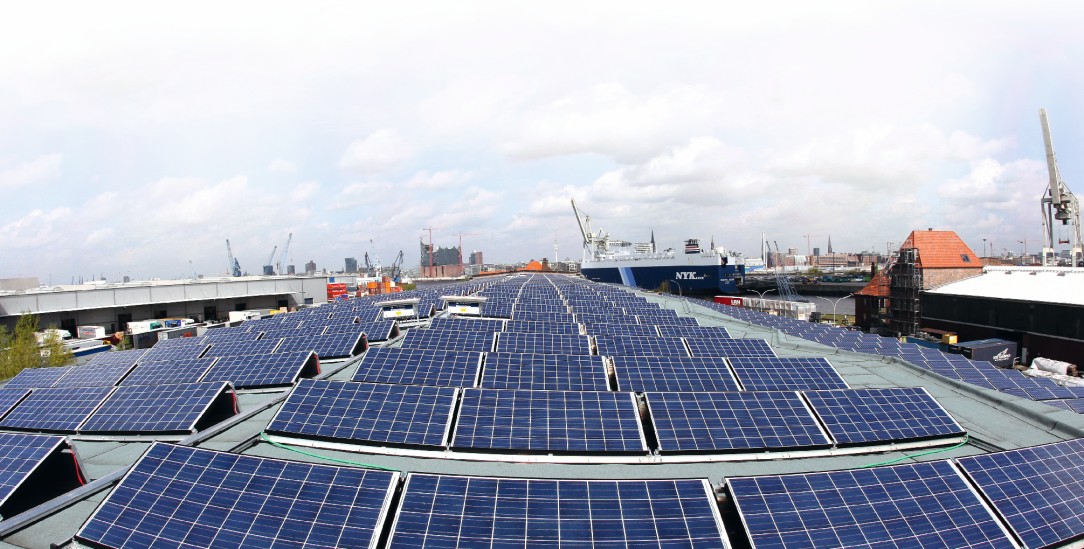 Strom für die Stadt: Die größte Solaranlage Hamburgs im Hafen. (Foto: picture alliance/dpa/Bodo Marks)