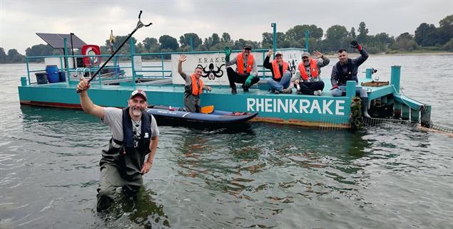 Gut gelaunt gegen den Müll: Christian Stock und seine Mitsammler mit der Rheinkrake(Foto: Steve Przybilla)