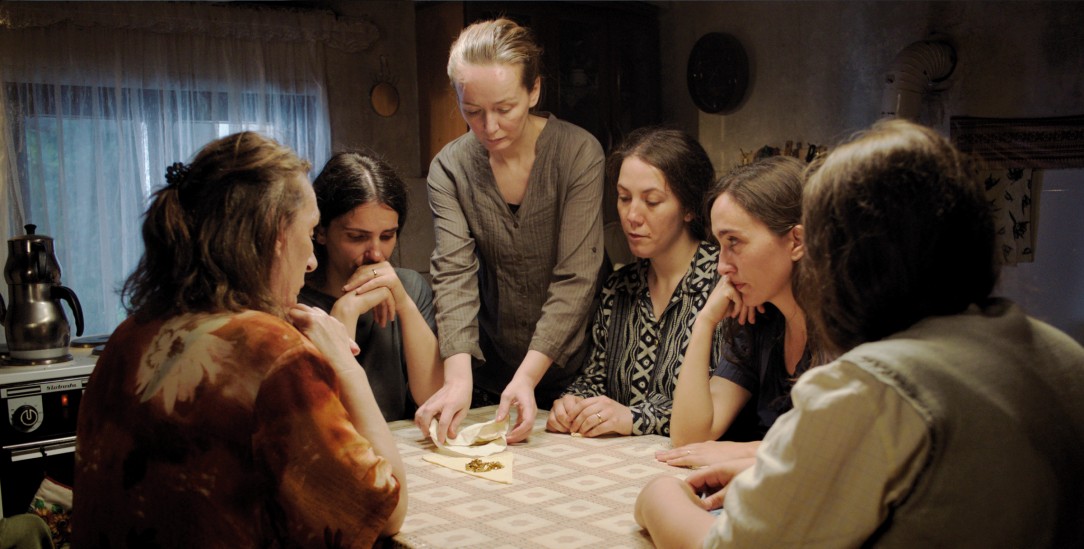 Solidarität: Fahriye Hoti (zweite von links) verbündet sich im Film Hive mit anderen Frauen (Foto: jip-film.de/hive)