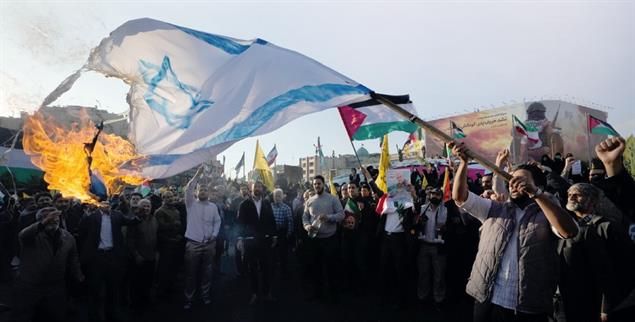 Organisierter Hass: Ein aufgebrachter Mob verbrennt eine israelische Fahne (Foto: PA/AP/Vahid Salemi)