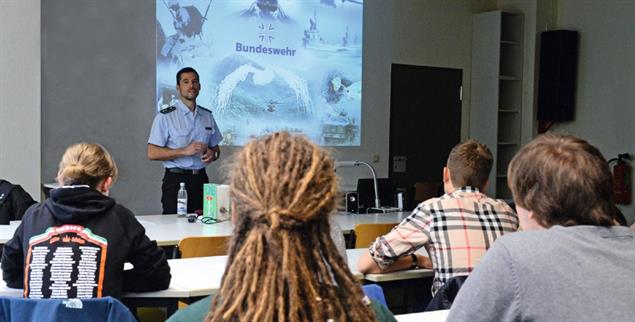 Unterricht in Uniform: Passt das in die Schule? (Foto: PA/DPA/Patrick Seeger)