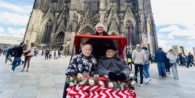 Zwei Personen kann Anke Dietrich in ihrer Rikscha mitnehmen. Der Dom ist ein beliebtes Ziel ihrer Fahrgäste. (Foto: Privat)