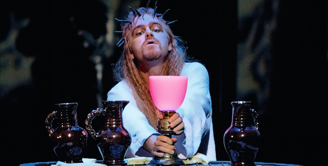 Der Gral erglüht: Das Abendmahl, wie Richard Wagner es darstellt. Eine zentrale Szene aus dem »Parsifal«, aufgenommen bei den Bayreuther Festspielen 2012. (Foto: Bayreuther Festspiele GmbH / Bildarchiv / Enrico Nawrath)
