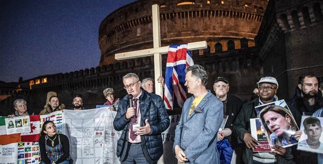 »Damit es aufhört«: Matthias Katsch, Mitbegründer der Betroffenenorganisation Ending Clergy Abuse (ECA) bei einer Mahnwache vor der Engelsburg in Rom (Foto: KNA)
