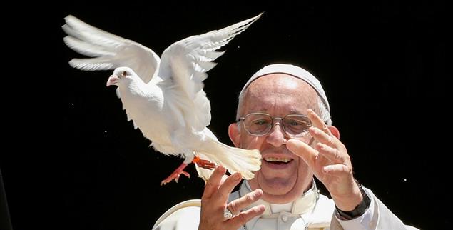 Papst Franziskus bittet um Frieden – mit Worten, die ihm viel Kritik einbringen. Die Taube jedenfalls ist ein unmissverständliches Symbol (Foto: Paul Haring/CNS Photo/KNA)