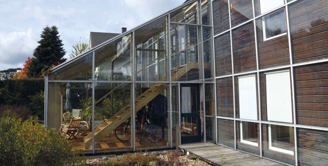 Viele Solarmodule: Das ist nur eine der Besonderheiten des Hauses von Christoph Schäfers in Schmallenberg. (Foto: Lübbers)