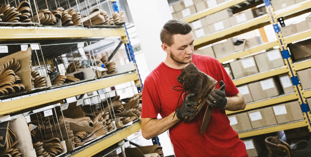 Schrems, Österreich. Dominik Hobecker in der Fabrikhalle von GEA, dem Hersteller der Waldviertler Schuhe (Foto: Weiss)