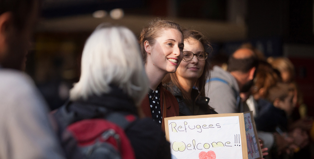 Seid willkommen, Fremde! Helferinnen am Münchner Hauptbahnhof im September 2015. (Foto: PA / SZ Photo / Florian Peljak)