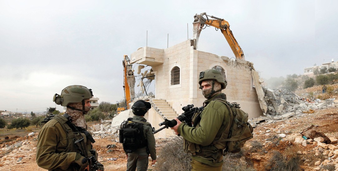 Bagger in Aktion: Soldaten begleiten den Abriss eines Hauses in Israel (Foto: PA/Reuters/Mussa Qawasma)