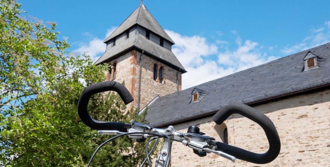 Eine von fünfhundert: Nicolai-Kirche in Caldern an der Lahn (Foto: epd-Bild/Rolf K. Wegst).