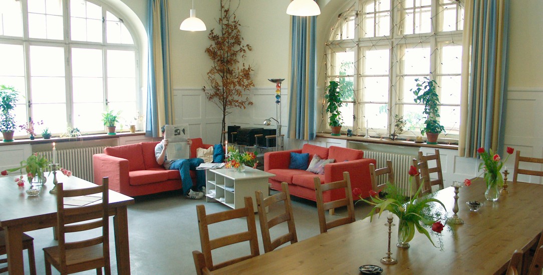Villa mit Garten: In der Soteria in München sollen sich die an einer Psychose Erkrankten wie zu Hause fühlen. Patienten, Pfleger und Ärzte essen in der Regel gemeinsam (Foto: Soteria/Münschen)