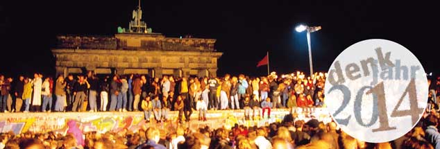 Berliner feiern am 9. November 1989 die Maueröffnung am Brandenburger Tor: Für den Osten Deutschland folgten danach  tiefgreifende Veränderungen. Doch die Chance, dass auch die westdeutsche Gesellschaft im Zuge des Einigungsprozesses ihre sozialen und politischen Grundlagen überdenkt, wurde vertan (Foto: pa/Palm)