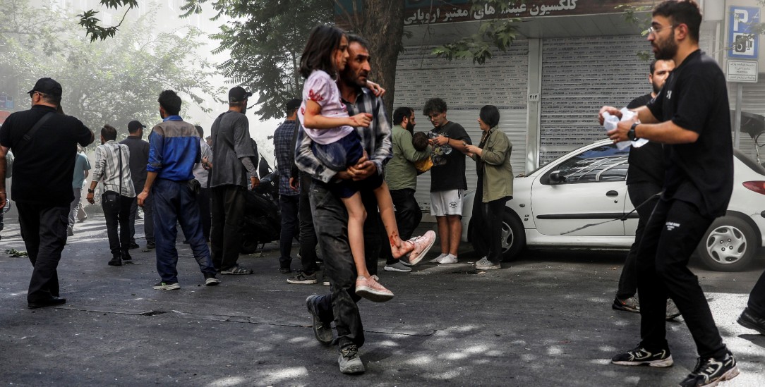 Zivile Opfer: Ein Mann trägt ein verletztes Mädchen in Teheran. (Foto: picture alliance/AP/Morteza Zangene)