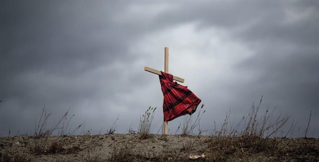 Kreuz und Kleidchen: An diesem Ort wurden tote Kinder anonym beerdigt. (Foto: PA/Zumapress/Darryl Dyck)