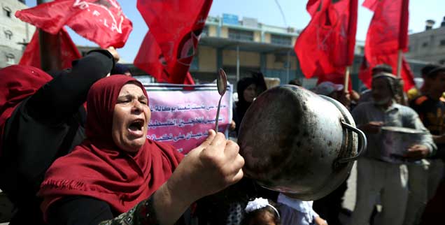 Eine Palästinenserin im Gaza-Streifen protestiert gegen die Einstellung der Hilfszahlungen durch die USA, für die Menschen in Palästina hat der Zahlungsstopp gravierende Folgen (Foto: Reuters/Ibraheem Abu Mustafa) Eine Palästinenserin im Gaza-Streifen protestiert gegen die Einstellung der Hilfszahlungen durch die USA, für die Menschen in Palästina hat der Zahlungsstopp gravierende Folgen (Foto: Reuters/Ibraheem Abu Mustafa)