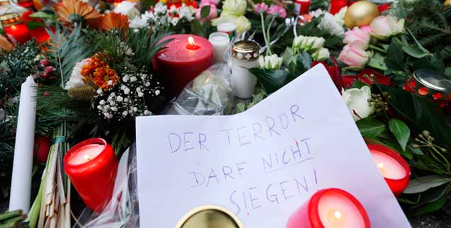 Blumen liegen in der Nähe der Gedächtniskirche in Berlin, wo am Montag bei dem Anschlag auf dem Weihnachsmarkt mindestens zwölf Menschen starben, »Der Terror darf nicht siegen« hat jemand auf ein Blatt Papier geschrieben (Foto: pa/Kappeler)