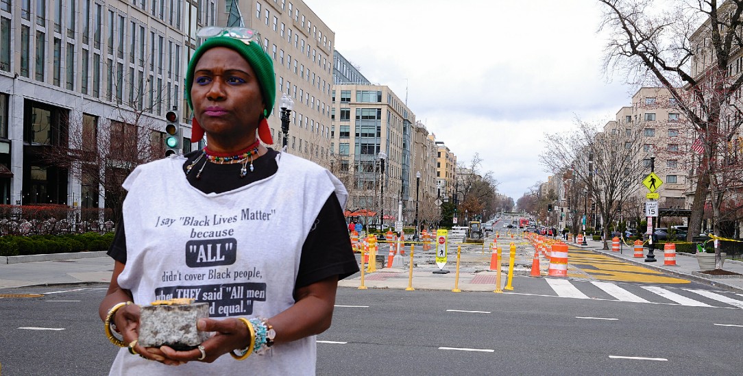 Nadine Seiler mit dem Stück eines Buchstabens der »Black Lives Matter«-Gedenkwand in Washington, die Trump entfernen ließ. (Foto: pa / Nurphoto / Aashish Kiphayet)