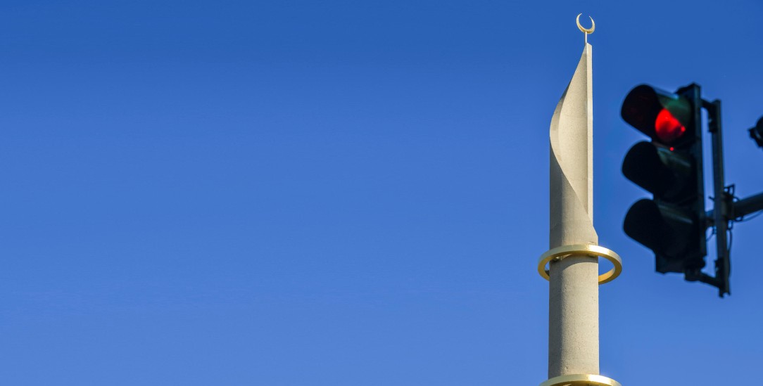 Nichts geht mehr: Rote Ampel vor dem Minarett der zentralen Ditib-Moschee in Köln (Foto: PA/Bildagentur-online)