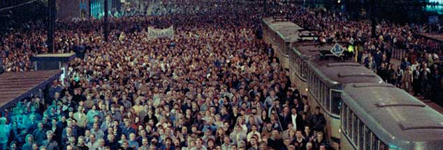 Leipzig, 17. Oktober 1989: Mehr als 100.000 Menschen protestieren an diesem Tag gegen die SED-Diktatur. Massendemonstrationen nach den Friedensgebeten prägen Leipzig und andere DDR-Städte bis zum Mauerfall im November. 
